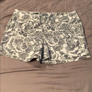 🛍Old navy pixie shorts in black and white floral